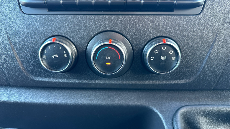 Renault Master Mwb Diesel Fwd MM35dCi 135 Business+ Medium Roof Van